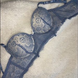 Jessica Simpson bra